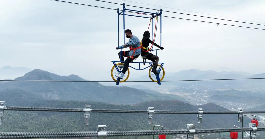 全國首家玻璃橋上的高空自行車，元旦免費，夠膽你就上！